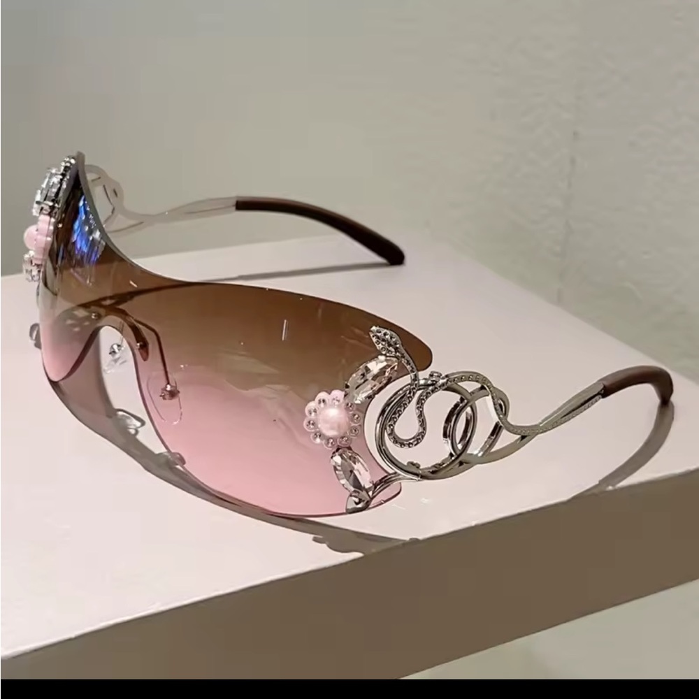 Chic Gradient Sunglasses with Silver Accents